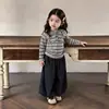 Conjunto de Outono 2026 para Meninas Nova Moda Listrado com Capuz Manga Longa Casual Versátil Calça de Pernas Largas Conjunto de Duas Peças