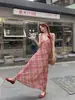 Vestido de Alça Xadrez Vermelho Francês com Decote em V para Mulheres Verão Saia na Cintura Elegante Estilo Resort à Beira-Mar Saia Longa Evasê