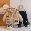 Ropa de invierno elegante y moderna para niños pequeños, con lindos diseños de dibujos animados, nueva colección 2026, engrosada para abrigar y un look fresco y estiloso