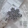 Pinza para el Cabello de Copo de Nieve con Pompón Blanco Pinza Lateral Estilo Coreano Moda Versátil Pinza para Flequillo Pinza para Cabello Rebelde Pasador Adorno para el Cabello