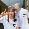 Camiseta 100% Algodão Unissex 2024 Novo Estilo Coração Tendência Roupa de Casal Top Celebridade da Internet Moda Ins Redutor de Idade Manga Curta