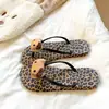 2026 Nuevas Chanclas de Mujer Más Vendidas Verano Exterior Antideslizantes Inodoras Simples Versátiles Súper Suaves Modernas Playa Hogar