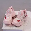 Zapatos Deportivos para Niña 2026 Primavera/Verano Nuevo Estilo Malla Simple Hueca Transpirable Zapatos de Papá Estilo Princesa Infantil Zapatos de Malla