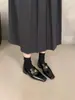 Sapatos de Couro Pequenos de Boca Profunda Estilo College Retrô Marrom Maillard Feminino 2026 Novos Sapatos de Salto Baixo Quadrados com Moeda Dourada