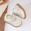 Zapatillas de Niña con Adorno de Encaje Otoño Nuevo Oso Pequeño Lindo Velcro Suela Suave Antideslizante Zapatos para Bebés Zapatos para Niños