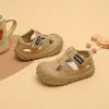 Zapatos de verano simples y versátiles para bebés y niños pequeños, sandalias transpirables para niñas, zapatos cerrados antideslizantes de suela blanda para proteger los dedos de los pies al caminar para niños