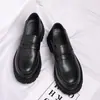 Sapatos de Couro Slip-On Cuidadosamente Selecionados para Homens, Sapatos com Aumento de Altura para Pessoas de Baixa Estatura, Sapatos Casuais de Bico Redondo com Solado Grosso, Sapatos Casuais para Cabeleireiros Tamanho Grande para Exportação