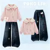Nueva colección de primavera y otoño para niñas: top de moda de manga larga con un cuello elegante, combinado con lindos pantalones vaqueros casuales con estampado de dibujos animados - un conjunto de dos piezas