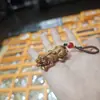 Artículo popular para transmisiones en vivo: Madera de arce madera maciza madera sin pintar talla de madera colgante de gato KT, accesorio de moda estilo chino, diseño original