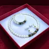Conjunto de tres piezas de jade blanco con hilo dorado natural: collar para madres, pulsera de esmeralda y pendientes - set versátil, un regalo para mujeres
