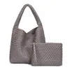En stock 2024 Nueva Bolsa de Gran Capacidad Moda Femenina Tendencia Axila Hombro Bolso Tejido a Mano para Mujer Texto Suave