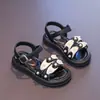 Sandalias para niñas verano 2025 nuevos zapatos de princesa de moda para niños zapatos de suela blanda para niñas niños medianos y grandes zapatos de playa para estudiantes