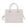 Bolso de mano para mujer con corazón en relieve de estilo nuevo transfronterizo, un bolso de hombro ligero y lujoso de retazos, un bolso cruzado moderno y casual