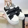 Sapatos de sola grossa com bico de concha feminino com velcro sapatos brancos sapatos casuais sapatos femininos 2026 nova primavera aumento de altura sapatos de treino alemães