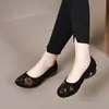 Novos Sapatos Femininos para a Temporada de Primavera, Comércio Exterior Transfronteiriço, Bico Redondo, Salto Baixo, Salto Bloco, Solado de Borracha, Slip-On, Bordado, Estilo Coreano, para Mães
