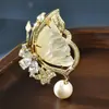 Broche Borboleta Flor Personalizado 2024 Novo Estilo Coreano Borboleta de Madrepérola Broche de Cristal de Luxo Leve de Alta Qualidade para Mulheres