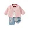 Conjunto de Camisa a Cuadros de Estilo Nuevo Primavera 2026 para Bebés Niños, Incluye Camisa, Cárdigan, Camiseta Básica y Jeans Conjunto de Tres Piezas