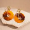 Brincos Pingente Gota de Madeira Cor de Café com Agulha de Prata, Brincos de Tarraxa Levemente Luxuosos de Alta Qualidade, Brincos da Moda Estilo Retrô Europeu e Americano