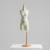Diseña, Corta y Crea Elementos Tridimensionales para Añadir Dimensión a un Conjunto de Prendas de Vestir, Incluyendo Minivestuarios de Cuarto, Medio y Cuarto
