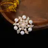 Broche Japonés de Estilo Coreano de Venta Caliente Transfronterizo Pin de Flor con Perlas Incrustadas de Diamantes Accesorios para Abrigo y Traje Anti-Exposición