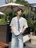 Camiseta Masculina de Manga Curta Estilo Coreano Verão Patchwork Xadrez Falso com Detalhes de Fita, Solta e Casual
