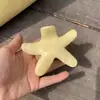 Pinza para el Cabello Estilo Coreano Cremosa Amarilla Estilo Vacaciones Estrella de Mar con Flores para Peinado de Playa y Sesiones de Fotos, Pinza Tiburón para Moño en la Parte Trasera de la Cabeza para Mujeres