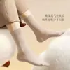 Calcetines al por mayor otoño e invierno calcetines de puesto calcetines de otoño e invierno para mujer de longitud media hasta la pantorrilla calcetines blancos gruesos para postparto calcetines sin costuras medias para mujer