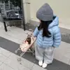 Roupas de Algodão Quentes Acolchoadas de Inverno para Crianças 2026 Novo Estilo Bonito Jaqueta Grossa com Capuz Azul Dopamina para Meninas