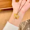 Pingente Estilo Chinês com Design Vazado de Flores com Esmalte Dourado e Prateado, Nova Corrente para Clavícula com Corda Trançada para Mulheres