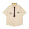Camisa de Manga Corta Estilo Universitario para Hombre Moderna Bordado de Letras Americanas Holgada Casual Camisa con Solapa de Corbata Verano