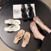 Chanclas de moda para la playa 2026, sandalias de dedo pequeñas y sencillas para mujer, versátiles sandalias nuevas de cuña con tacón alto para el verano