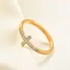Anillo de Acero Inoxidable con Incrustaciones de Diamantes, Moda Tendencia, Cruz Dorada Lele Jewelry para Hombres y Mujeres, Adecuado como Anillo de Pareja