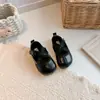 Sapatos infantis 2026 nova coleção de outono: Sapatos estilo princesa de bico fino estilo britânico para meninas, modernos e versáteis, adequados para estudantes e uso casual