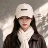 2026 Nuevo Estilo Otoño Temprano Bordado de Letras Versátil Moda Gorra de Béisbol Circunferencia de Cabeza Grande Hace que la Cara se Vea Más Pequeña Protección Solar Gorra Original de Pico de Pato