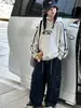Nueva colección de otoño para niñas: sudadera con capucha informal con costuras de contraste, combinada con pantalones de trabajo de mezclilla y pantalones de pierna ancha