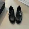 Mocasines de cuero gruesos estilo retro británico para mujer, colección otoño 2026, con hebilla metálica, cuero suave y diseño sin cordones, perfectos para ir al trabajo y versátiles para el uso diario
