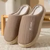 Chinelos de algodão com biqueira fechada e forro de fleece, modelo novo 2026 para homens e mulheres, uso doméstico no outono e inverno, chinelos de pelúcia com sola grossa antiderrapante para idosos