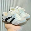 Tênis infantis, novos modelos de primavera e outono, sapatos antiderrapantes de sola macia, sapatos fofos de desenho animado para bebês, tênis casuais infantis, tênis brancos