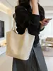 Bolso de hombro vintage de gran capacidad con un toque de alta gama, bolso tote versátil para el trabajo para mujer, bolso de patrón tejido de nicho, nuevo modelo para mujer