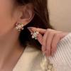 Pendientes navideños con forma de copo de nieve y diamantes dopaminérgicos, con un diseño moderno y personal.