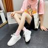 Estilo Igual de Amumi ~ Sapatos Casuais Femininos de Couro com Solado Grosso 2025 Primavera e Verão Novos Sapatos Brancos Versáteis com Cadarço e Bico Redondo para Mulheres