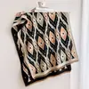 Cachecol Jacquard Geométrico de Cor Contrastante Vintage 2026, Aquecedor de Pescoço Quente para Outono e Inverno para Mulheres, Xale Externo Multifuncional com Franjas Tricolores
