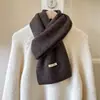 Bufanda pequeña perforada color caramelo mezcla de lana color liso para mujer otoño e invierno nueva atmósfera estilo coreano calentador de cuello tejido cálido