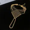 Anillo y pulsera con cadena integrada de borlas caladas europeas y americanas, pulsera de diseño único de nicho, accesorio de mano de moda resistente y exquisito