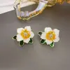 Brincos de Tarraxa de Camélia Coloridos Frescos e Simples com Diamantes, Estilosos, Doces, Requintados, Luxo Leve, Versáteis de Nicho