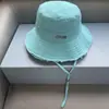Chapéu de pescador JACQUEMUS de aba larga, mesmo estilo da Hyuna, para férias, com cordão pendurado e borda de pelo, proteção solar, chapéu de sol feminino
