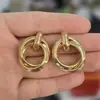 Brincos de Argola Estilo Metal Europeu e Americano para Mulheres, Personalidade Simples e de Alto Padrão, Estilo Cool, Brincos Versáteis e Brincos