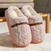 Pantuflas de felpa tipo oso suave para otoño e invierno para mujer, con forro interior engrosado para mayor calidez, suela gruesa y características antideslizantes, adecuadas tanto para usar en interiores como en exteriores, y disponibles como juego para parejas