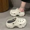 Zuecos de diseño floral con suela gruesa para mujer, sandalias de punta cerrada, nuevas de moda de verano antideslizantes 2026 estilo playa con aumento de altura