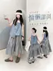 Conjunto de Chaleco a Cuadros y Pantalones tipo Falda para Niñas Verano 2026 Nuevo Estilo Coreano Conjunto de Dos Piezas Holgado y Elegante para Niños Mayores Moda